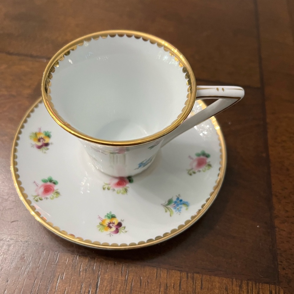 3 small cups with saucers perfect for girls tea party in great condition. - Picture 9 of 11